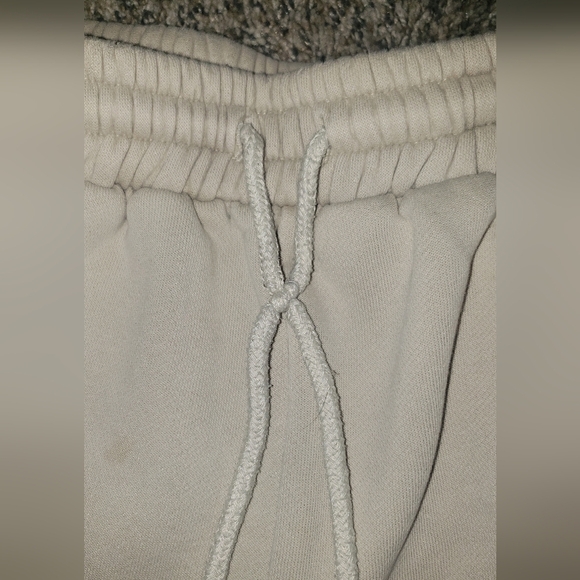 Mable| Sweatpant Rolled Leg Shorts - Picture 4 of 6